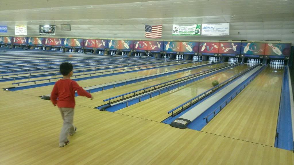 Trong bowling trong nhà, 
mục tiêu thường là để gõ trên chân. 
Các phiên bản trong nhà của bowling 
thường được chơi trên một bề mặt 
bằng gỗ tổng hợp hoặc các căn hộ.