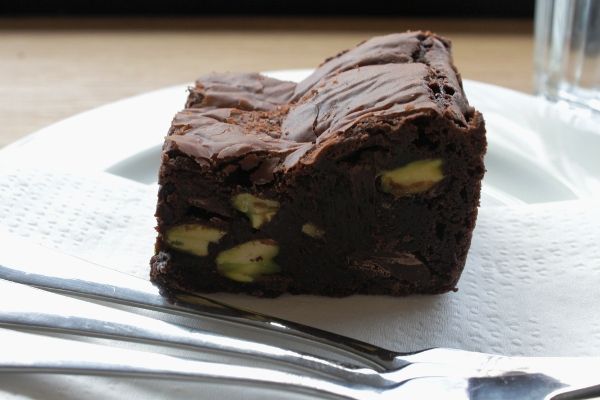 Pistachio & chocolate brownie