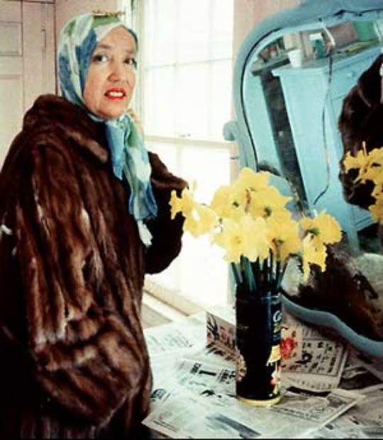 edith-bouvier-beale-mirror.jpg